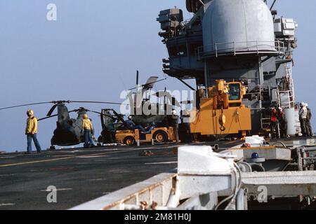 Les membres de l'équipage du pont de vol se tiennent à côté pendant les opérations d'hélicoptère sur le navire d'assaut amphibie USS IWO JIMA (LPH 2). Pays: Mer méditerranée (MED) Banque D'Images