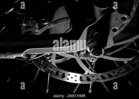 Gros plan en niveaux de gris avec détails sur la pause arrière d'un vélo électrique Banque D'Images