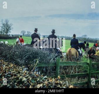 Chasse au renard à Foxton, Leicestershire, en 1982. Cette photo a été prise à partir de la diapositive d'origine. La chasse au renard est reconnue comme un sport cruel et est interdite depuis 2004. Banque D'Images