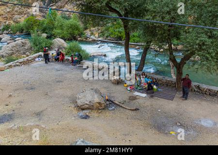 PALANGAN, IRAN - 12 JUILLET 2019 : pique-nique près du village de Palangan dans la région du Kurdistan, Iran Banque D'Images