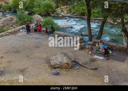 PALANGAN, IRAN - 12 JUILLET 2019 : pique-nique près du village de Palangan dans la région du Kurdistan, Iran Banque D'Images