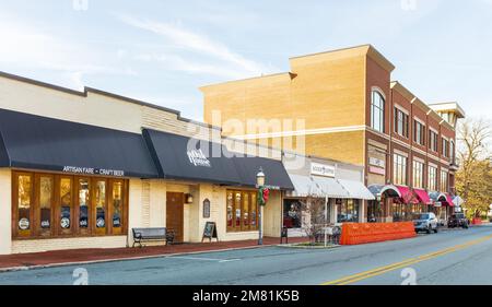 ELON, CAROLINE DU NORD, USA-2 JANVIER 2023: Main Street dans le centre-ville. Vue grand angle montrant la bière artisanale artisanale artisanale artisanale artisanale Artisan, le café Acorn, Barnes & Noble, Banque D'Images