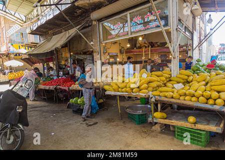 HAMADAN, IRAN - 14 JUILLET 2019 : vue d'un bazar à Hamadan, Iran Banque D'Images