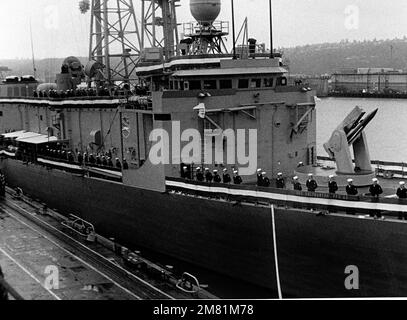 Des membres de l'équipage alignent le rail à bord de la frégate de missile guidé USS HALYBURTON (FFG 40) pendant la cérémonie de mise en service du navire. Base: Seattle État: Washington (WA) pays: Etats-Unis d'Amérique (USA) Banque D'Images