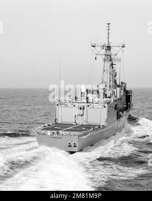 Une vue à tribord de la frégate de missile guidé de classe Oliver Hazard Perry USS THACH (FFG 43) en cours pendant les essais en mer. Pays : Océan Pacifique (POC) Banque D'Images