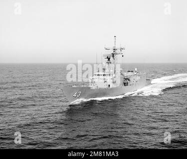 Vue de l'avant-port de la frégate de missile guidé de classe Oliver Hazard Perry USS THACH (FFG 43) en cours pendant les essais en mer. Pays : Océan Pacifique (POC) Banque D'Images