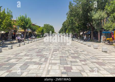 HAMADAN, IRAN - 14 JUILLET 2019 : rue piétonne à Hamadan, Iran. Banque D'Images