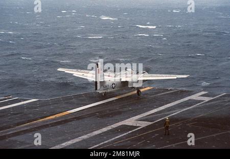 Vue arrière d'un avion C-1A Trader qui part du porte-avions USS AMERICA (CV 66) par temps difficile. Pays: Océan Atlantique (AOC) Banque D'Images