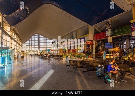 HAMADAN, IRAN - 14 JUILLET 2019 : intérieur du terminal de bus à Hamadan, Iran Banque D'Images