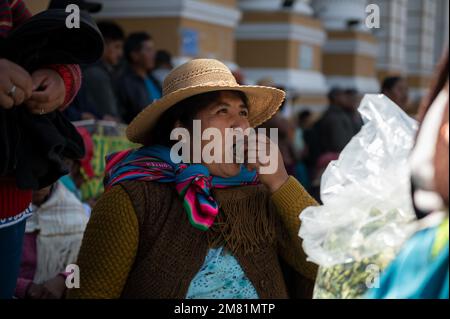 La Paz, Bolivie. 11th janvier 2023. Une femme en vêtements typiques met des feuilles de coca dans sa bouche le jour de la mastication de coca. Credit: Radoslaw Czajkowski/dpa/Alay Live News Banque D'Images