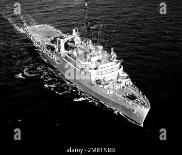 Une vue aérienne à tribord de l'arc du quai de transport amphibie USS DENVER (LPD 9) est en cours. Pays : Océan Pacifique (POC) Banque D'Images