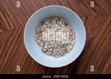 Bol de muesli en attente de lait au petit déjeuner Banque D'Images