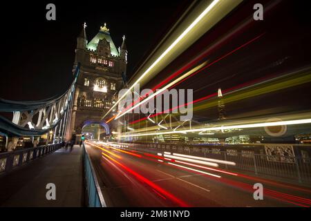 Une vue magnifique sur les sentiers de lumière sur le pont dans la ville la nuit Banque D'Images