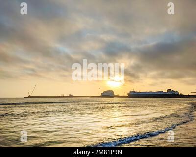 Coucher de soleil spectaculaire sur l'océan, port commercial de Leixoes, vue sur le bâtiment du terminal de croisière et des bateaux, Matosinhos, Porto, Portugal Banque D'Images