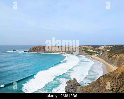 Arrifana surf spot, rochers pittoresques et plage de sable sur la côte atlantique de l'océan, Aljezur, Algarve, Portugal Banque D'Images