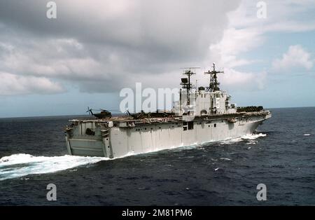 Vue aérienne à tribord du navire d'assaut amphibie USS PELIU (LHA-5) en cours au large de l'île Peliu. Pays : Océan Pacifique (POC) Banque D'Images