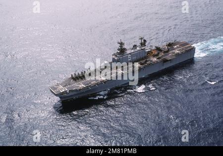 Vue aérienne de l'avant-port du navire d'assaut amphibie USS PELIU (LHA 5) en cours au large de l'île Peliu. Pays : Océan Pacifique (POC) Banque D'Images