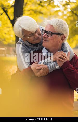 Un couple de personnes âgées qui s'embrasse dans le parc. Photo de haute qualité Banque D'Images