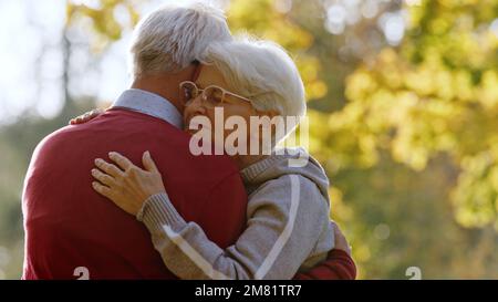 Homme et femme plus âgés amoureux s'embrassant à l'extérieur. Photo de haute qualité Banque D'Images
