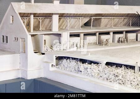 Camp de concentration d'Auschwitz Birkenau; modèle de la chambre à gaz et corps morts pour la crémation, Mémorial de l'Holocauste d'Auschwitz, Cracovie Pologne Europe Banque D'Images