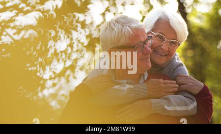 Homme et femme souriant plus âgés qui s'embrasse en plein air dans la nature. Photo de haute qualité Banque D'Images