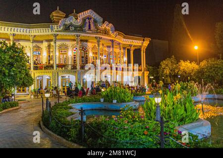 SHIRAZ, IRAN - 8 JUILLET 2019 : vue en soirée de la maison Shapouri à Shiraz, Iran Banque D'Images