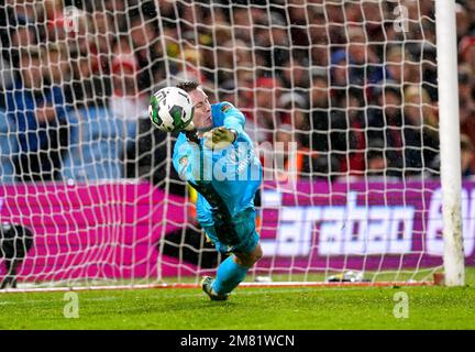 Dean Henderson, gardien de but de la forêt de Nottingham, sauve une pénalité de Joe Hodge de Wolverhampton Wanderers (non représenté) pour gagner le tir de pénalité de la coupe Carabao quart-finale au City Ground, Nottingham. Date de la photo: Mercredi 11 janvier 2023. Banque D'Images