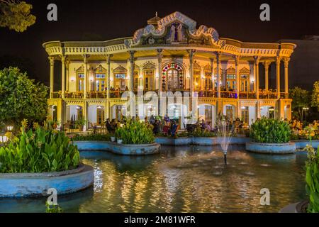 SHIRAZ, IRAN - 8 JUILLET 2019 : vue en soirée de la maison Shapouri à Shiraz, Iran Banque D'Images