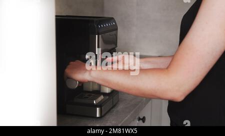 gros plan d'une femme faisant du café dans une cafetière, café du matin. Photo de haute qualité Banque D'Images