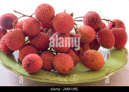 Lychees sur plaque en céramique Banque D'Images