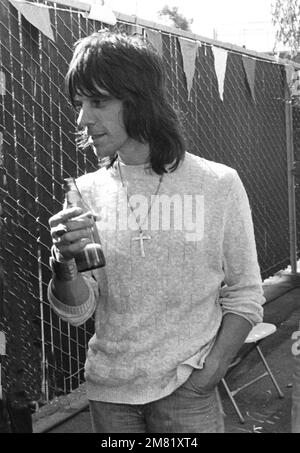 **PHOTO DE FICHIER** Jeff Beck est décédé à 78. OAKLAND, CA - 5 JUIN : Jeff Beck à Day on the Green 1976 au Oakland Alameda County Coliseum à Oakland, Californie sur 5 juin 1976. Crédit : Pat Johnson/MediaPunch Banque D'Images