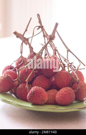 Lychees sur plaque en céramique Banque D'Images