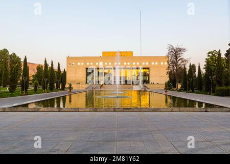 Édifice de la Bibliothèque nationale et des Archives de l'Iran à Shiraz, en Iran Banque D'Images