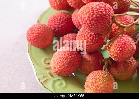 Lychees sur plaque en céramique Banque D'Images