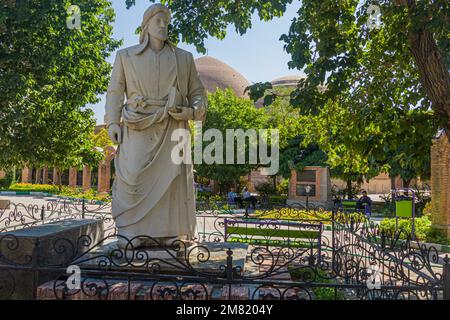 TABRIZ, IRAN - 16 JUILLET 2019 : statue du poète Khaqani à Tabriz, Iran Banque D'Images