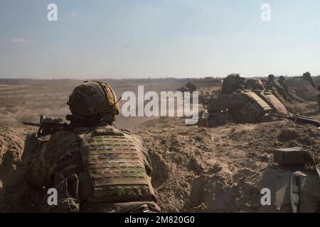 A ÉTATS-UNIS Le parachutiste affecté à l'équipe de combat de 3rd Brigade, la 82nd Airborne Division scanne ses secteurs et assure la sécurité lors d'un exercice d'incendie combiné à Nowa Deba, en Pologne, au 17 mars. La mission de la Division aéroportée 82nd déployée en Pologne a pour objectif d'assurer nos alliés en leur fournissant une foule de capacités uniques et en effectuant un large éventail de missions évolutives et adaptées aux besoins de la mission. (É.-U. Photo du corps marin par le Sgt Claudia Nix) Banque D'Images