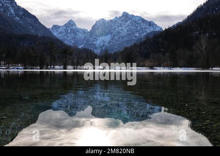 Les eaux claires des lacs paisibles de Jasna dans le parc national de Triglav, en Slovénie, capturent le reflet des Alpes juliennes Banque D'Images