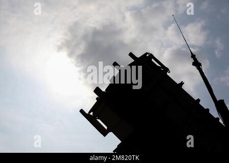 ÉTATS-UNIS Soldats affectés au 6th Bataillon, 52nd Régiment d'artillerie de défense aérienne, équipe patriote de scène pendant l'exercice Dragon posture 2022 à la base aérienne de Suwon, Corée du Sud, 08 juin 2022. -La mission de la Brigade ADA de 35th est de fournir des opérations de défense aérienne et de missiles pour défendre des actifs critiques et permettre aux forces américaines de la Corée de produire de l'énergie de combat. (É.-U. Photo de l'armée par le SPC. Taylor Gray, Détachement des affaires publiques de 20th) Banque D'Images