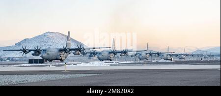 Quatre avions C-130 Hercules de l'aile 152nd Airlift (AW), 153rd AW et 302nd AW et deux avions C-130J Super Hercules du taxi 146th AW à la base de la Garde nationale aérienne du Nevada, Reno (Nevada), 15 décembre 2022. Les quatre ailes se sont envolées ensemble dans une mission d'entraînement de chute d'air inter-vol au-dessus du nord du Nevada et de la Californie. (É.-U. Photo de la Garde nationale aérienne par le principal Airman Thomas Cox) Banque D'Images