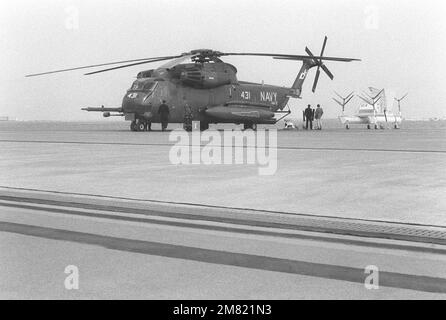 Un hélicoptère de Stalion de mer RH-53D est stationné sur la ligne de vol avant une démonstration de descente en eaux de mine. Derrière l'hélicoter se trouvent plusieurs types d'équipement de déversage, dont un traîneau hydrofoil contre les mines, à droite, et un dispositif de déversage acoustique Mark 104 (sous la flèche de queue). L'hélicoptère est affecté à l'escadron 12 des contre-mesures de la mine d'hélicoptères (HM-12). Base: Naval Air Station, Norfolk État: Virginie (va) pays: Etats-Unis d'Amérique (USA) Banque D'Images