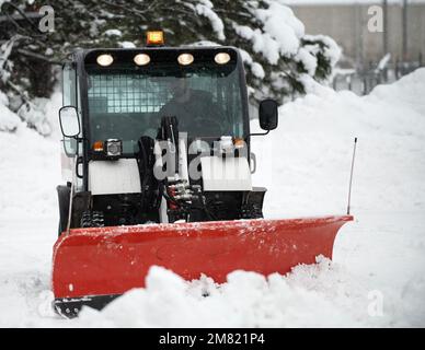 Les employés de l'État du Minnesota de l'escadron du génie civil du 133rd déneigement à St. Paul, Minn., 4 janvier 2023. La mission de l'escadron est de concevoir, d'évoluer et de dépasser. (É.-U. Photo de la Garde nationale aérienne par Amy Lovgren) Banque D'Images