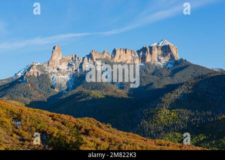 Coucher de soleil sur les couleurs de l'automne - Courthouse Mountain Colorado Banque D'Images