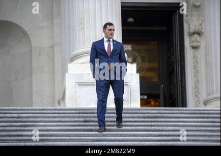 Washington, États-Unis. 11th janvier 2023. Mike Gallagher, député de R-WI, descend des marches du Front est des États-Unis Capitole après avoir voté mercredi à Washington, DC, 11 janvier 2023. Photo de Bonnie Cash/UPI Credit: UPI/Alay Live News Banque D'Images