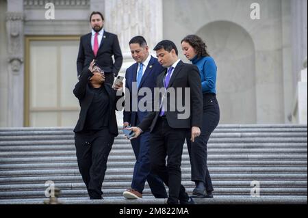 Washington, États-Unis. 11th janvier 2023. Tony Gonzalez, R-TX, descend les marches du Front est des États-Unis Capitole après avoir voté mercredi à Washington, DC, 11 janvier 2023. Photo de Bonnie Cash/UPI Credit: UPI/Alay Live News Banque D'Images