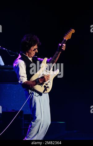 La légende de la guitare Jeff Beck se produit sur scène lors de sa dernière tournée au Meridian Hall, à Toronto, au Canada. Beck est décédé de 11 janvier 2023. Banque D'Images