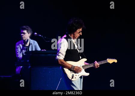 La légende de la guitare Jeff Beck se produit sur scène lors de sa dernière tournée au Meridian Hall, à Toronto, au Canada. Beck est décédé de 11 janvier 2023. Banque D'Images
