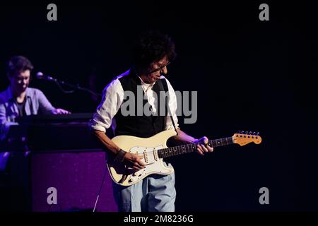 La légende de la guitare Jeff Beck se produit sur scène lors de sa dernière tournée au Meridian Hall, à Toronto, au Canada. Beck est décédé de 11 janvier 2023. Banque D'Images
