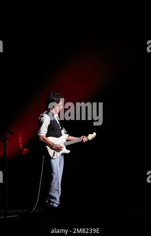 La légende de la guitare Jeff Beck se produit sur scène lors de sa dernière tournée au Meridian Hall, à Toronto, au Canada. Beck est décédé de 11 janvier 2023. Banque D'Images