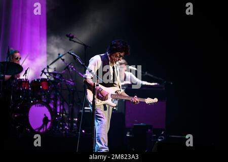 La légende de la guitare Jeff Beck se produit sur scène lors de sa dernière tournée au Meridian Hall, à Toronto, au Canada. Beck est décédé de 11 janvier 2023. Banque D'Images