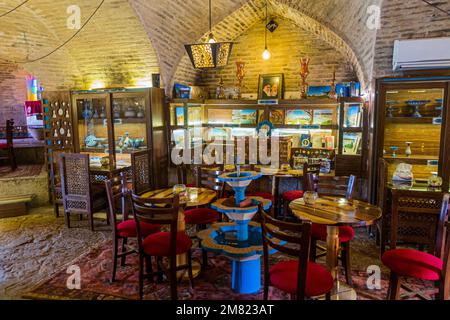 ISPAHAN, IRAN - 10 JUILLET 2019 : café sous les arches du pont de Khaju (Khajoo) à Ispahan, Iran Banque D'Images